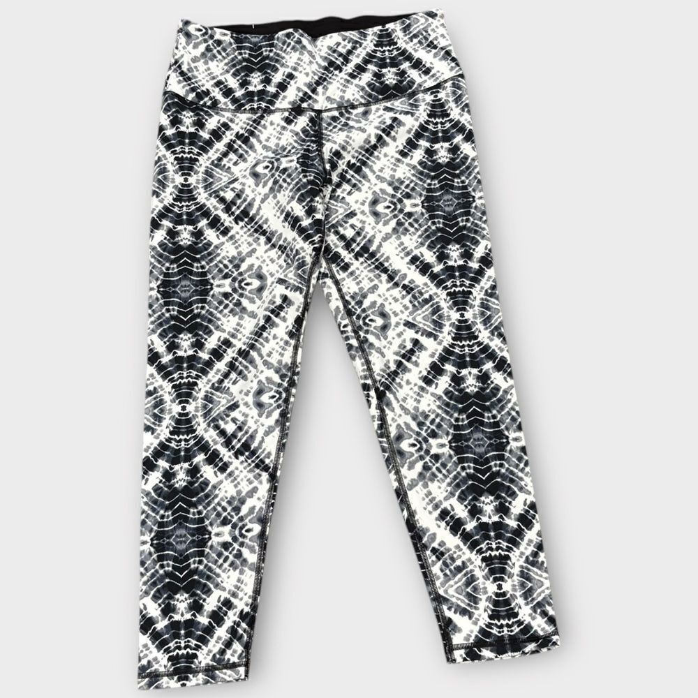 Victoria’s Secret Knockout Black and White tie-dye Patterned Leggings Size L